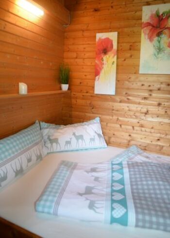 Schlafzimmer mit Doppelbett