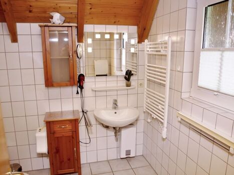 das helle Tageslichtbad mit BluTooth Lautsprecher