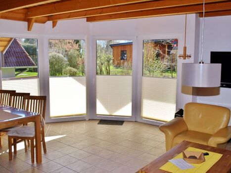 Fensterfront mit dahinterliegender Sonnenterrasse