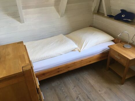 das kleine Schlafzimmer mit einzeln stehenden Betten