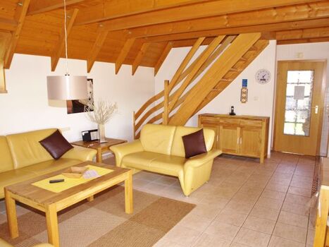 Übersicht Wohnbereich mit Treppe ins 1. OG