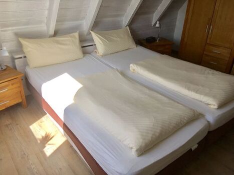 das große Schlafzimmer mit Wäscheschrank