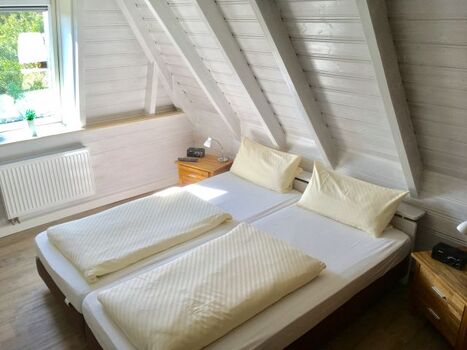 das große Schlafzimmer im ersten OG mit Boxspringbett und Verdunkelung