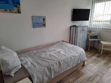 2. Schlafzimmer mit TV