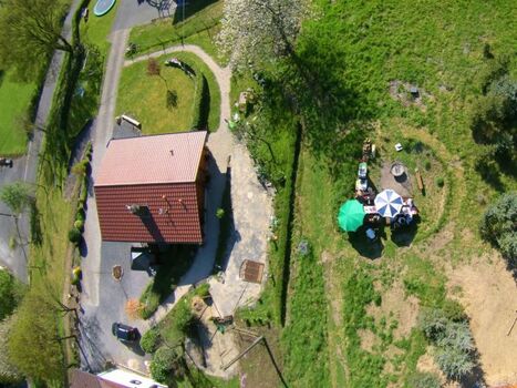 Blockhäusl mit Grill und Feuerplatz von oben betrachtet