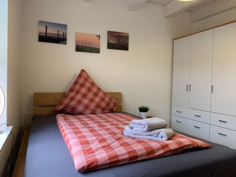 Schlafzimmer EG 140 cm Bett mit TV