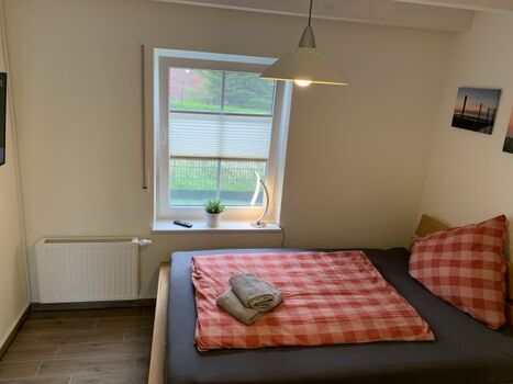 Schlafzimmer EG 140 cm Bett mit TV