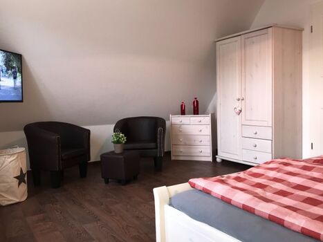 Schlafzimmer OG mit TV