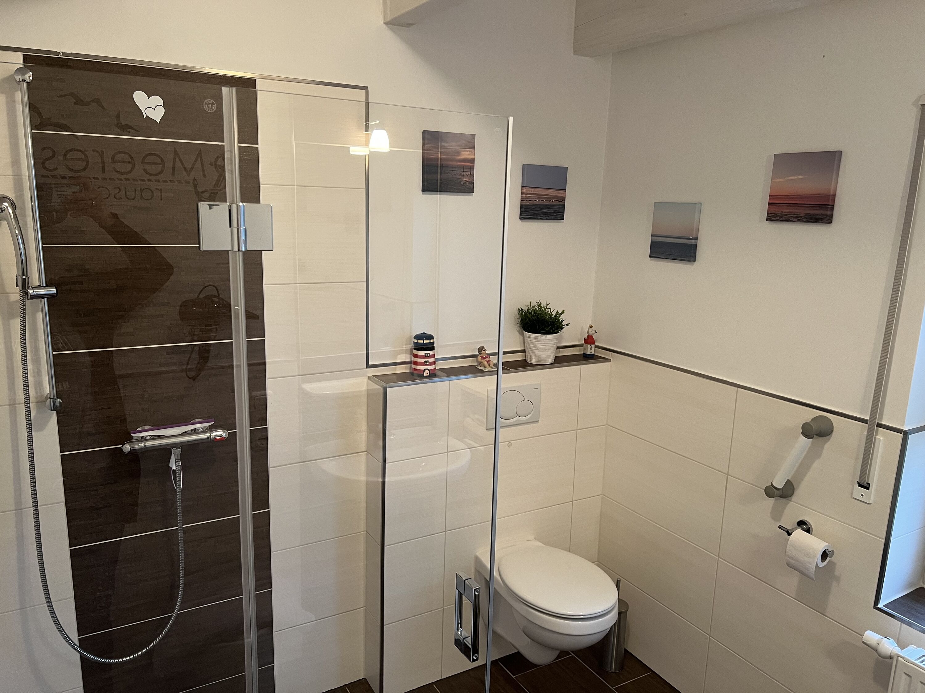 Badezimmer im EG mit bodentiefer Dusche