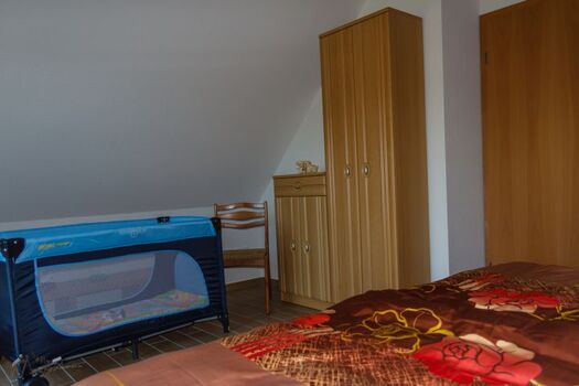 Schlafzimmer mit Babybett