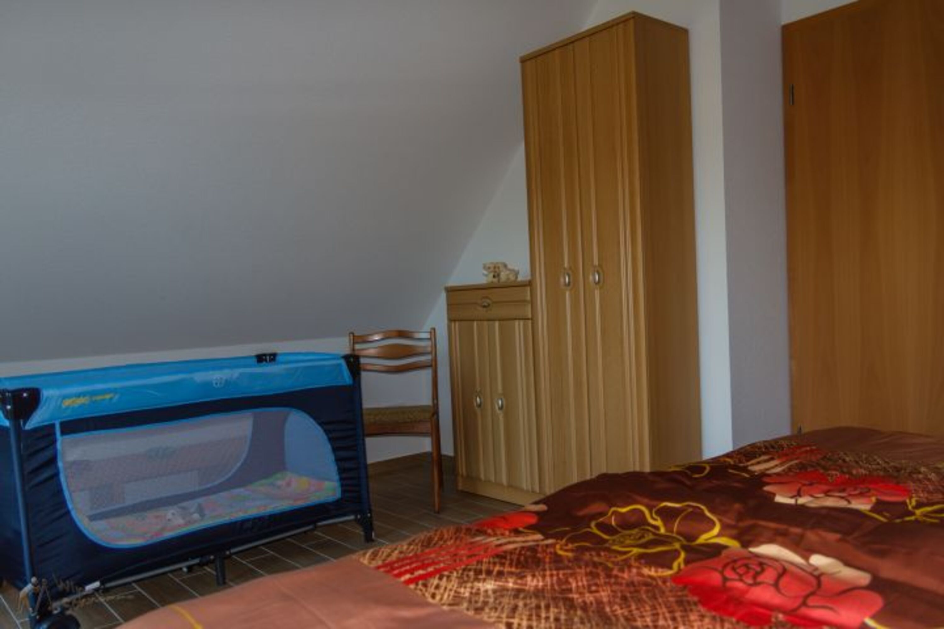 Schlafzimmer mit Babybett