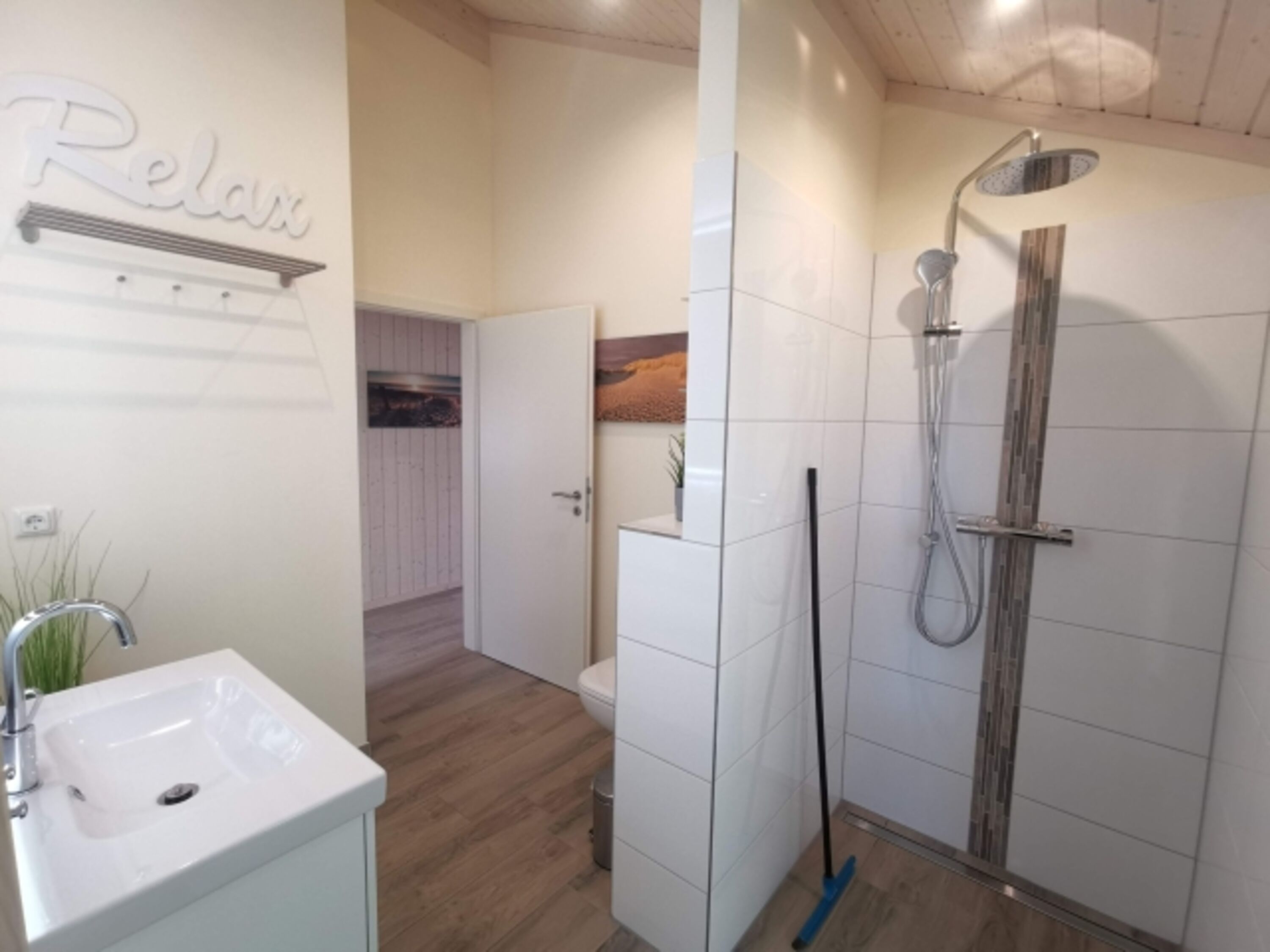das zweit egroße Duschbad mit Sauna