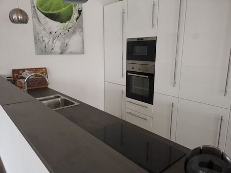 die Küche ist dem Wohnbereich offen angegliedert 