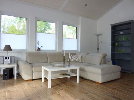 das gemütliche, lichtdurchflutete Wohnzimmer