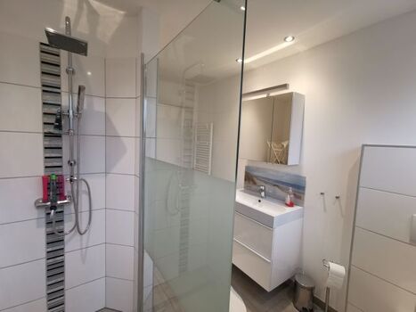 die Duschen sind groß und ebenerdig