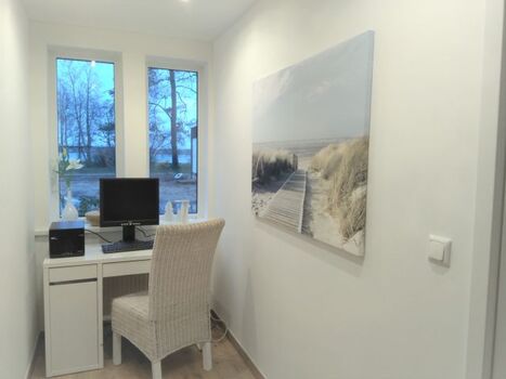 vom Schreibtisch aus auf den See schauen