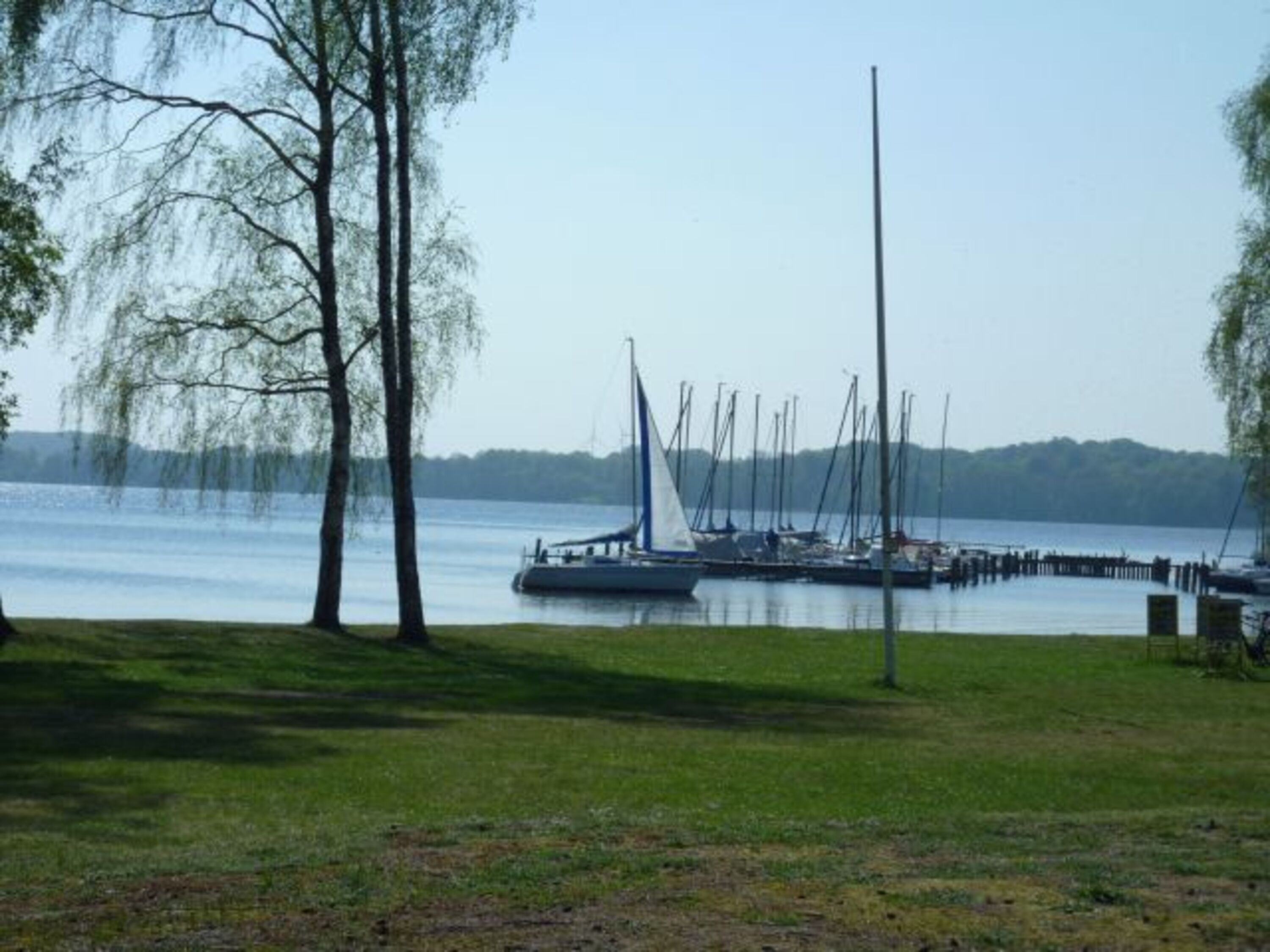 Vom Haus aus schauen Sie auf den großen Plöner See