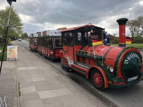 Die Bahn fährt durch Tossens und  am Deich entlang 