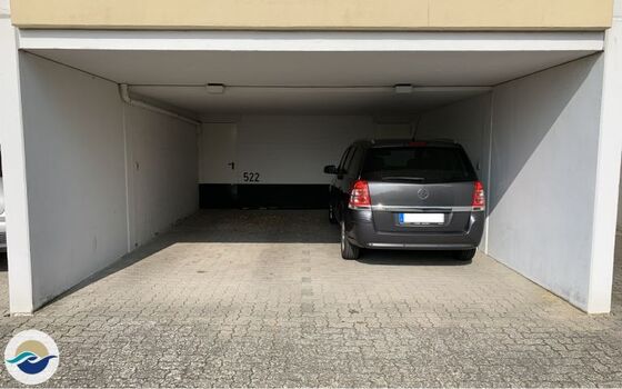 Ein überdachter PKW Stellplatz steht Ihnen direkt am Haus zur Verfügung (linke Seite).