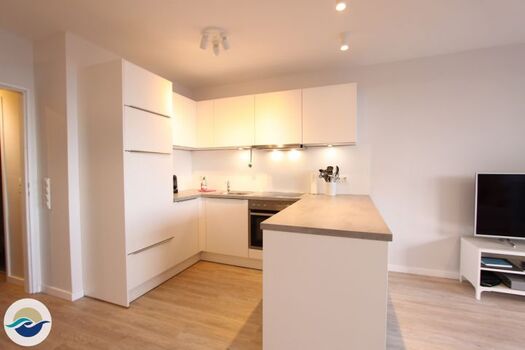 Die Einbauküche mit Geschirrspüler u. Waschmaschine ist mit hochwertigem Inventar versehen