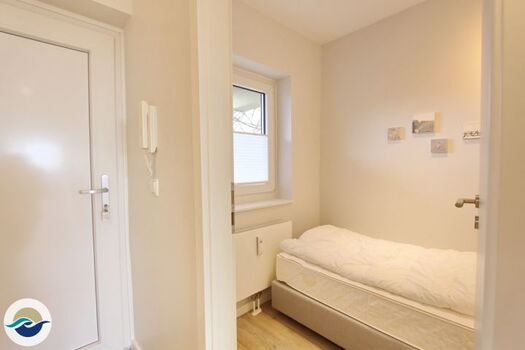 Das zweite Schlafzimmer ist auch mit einem Boxspringbett (90 x 200 cm) und einem Kleiderschrank ausgestattet.