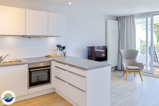 Das Wohnzimmer verfügt über einen Flachbild-TV, ein Blu-ray Player und eine Stereoanlage.