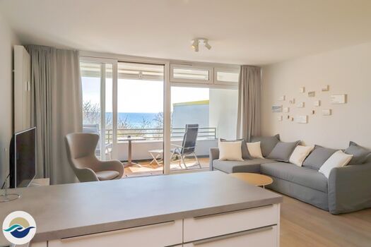 Das großzügige Wohnzimmer verfügt über eine Schlafcouch mit Sessel, sowie einen phantastischen Blick auf die Ostsee.