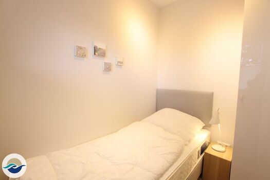 Das zweite Schlafzimmer ist auch mit einem Boxspringbett (90 x 200 cm) und einem Kleiderschrank ausgestattet.