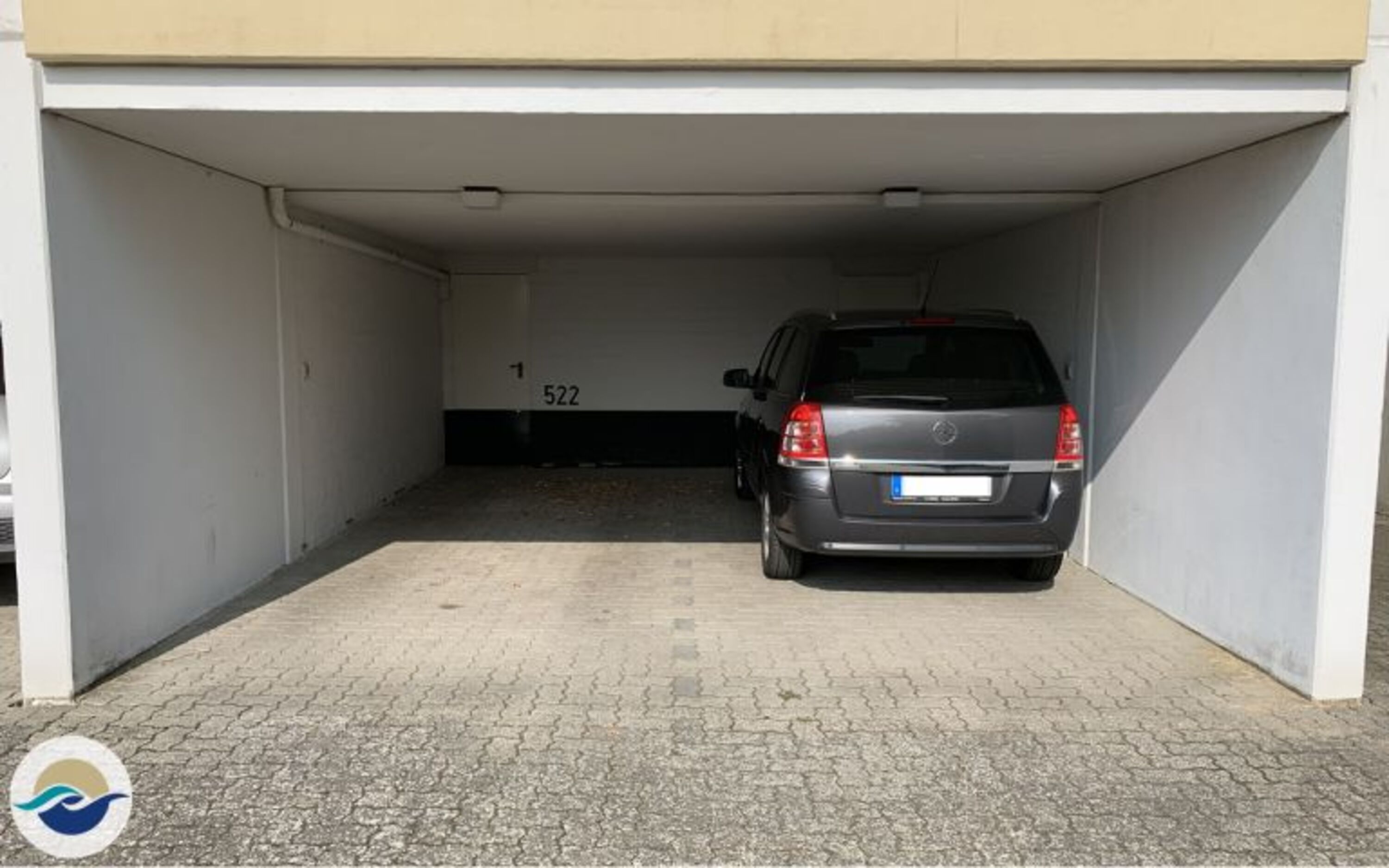 Ein überdachter PKW Stellplatz steht Ihnen direkt am Haus zur Verfügung (linke Seite).
