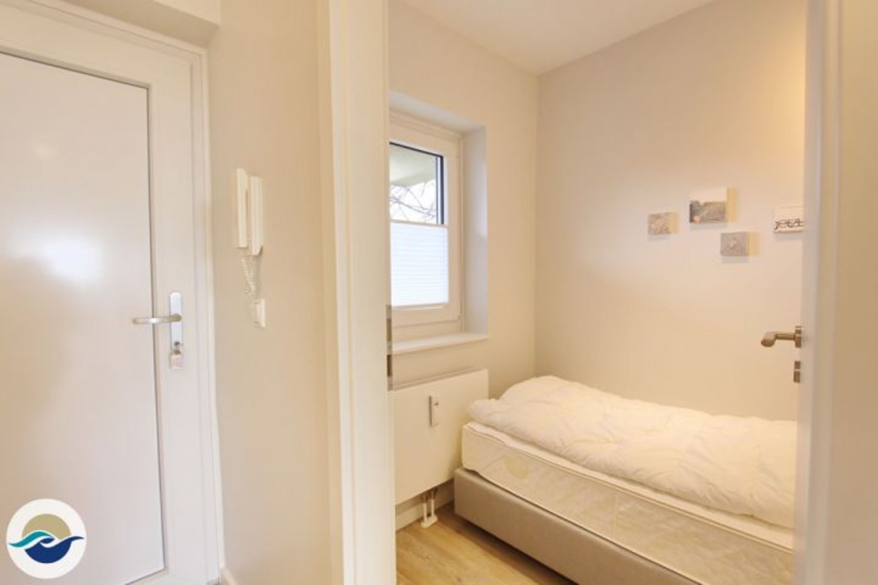 Das zweite Schlafzimmer ist auch mit einem Boxspringbett (90 x 200 cm) und einem Kleiderschrank ausgestattet.