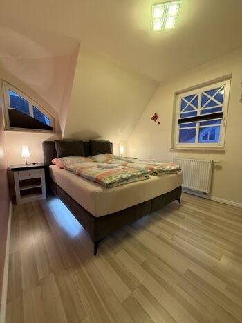 1.OG: SZ mit Boxspringbett mit Beleuchtung und USB