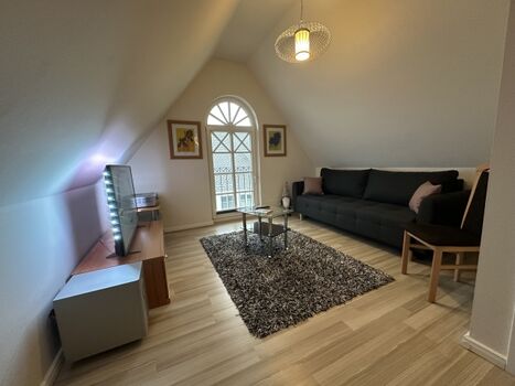 Galerie mit TV und Sofa (Schlaffunktion)