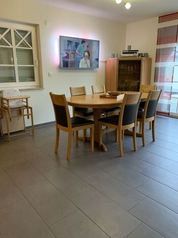 Großer TV im Wohnzimmer