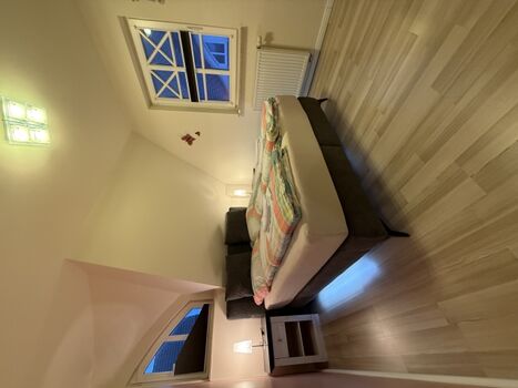 1.OG: SZ mit Boxspringbett mit Beleuchtung und USB