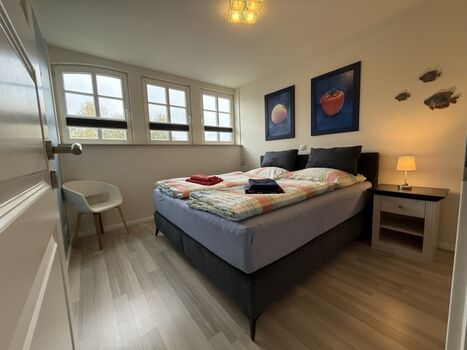 1.OG: SZ mit Boxspringbett 180x200