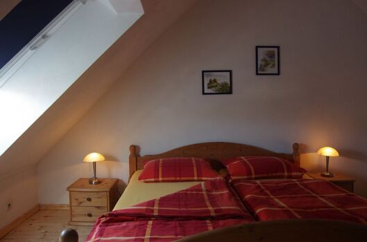 Schlafzimmer mit Doppelbett