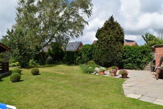 teilweise eingezäunter Garten