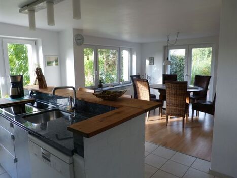 Von Küche zu Esstisch