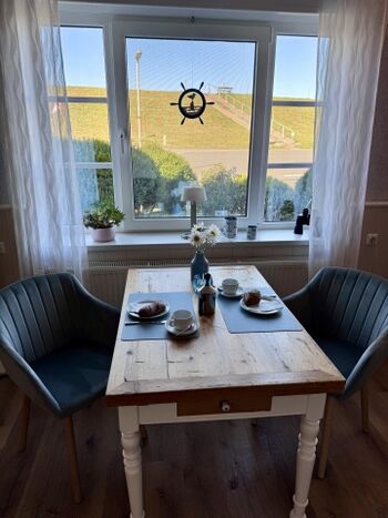 Essbereich mit Blick zum Deich