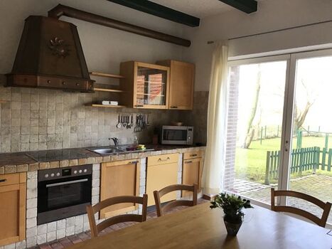 Küche mit Zugang zum Garten