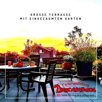 Große Terrasse mit Markise