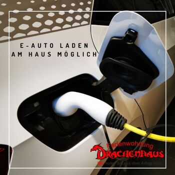 Parkplatz vor dem Haus. E-Auto laden möglich