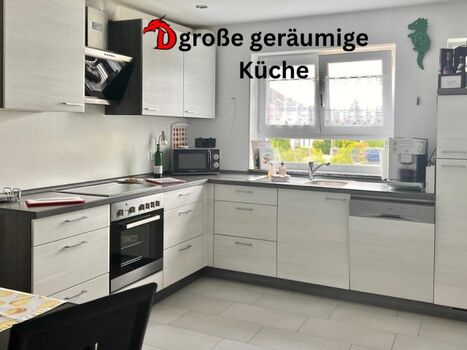 Große Küche mit Kaffeevollautomat