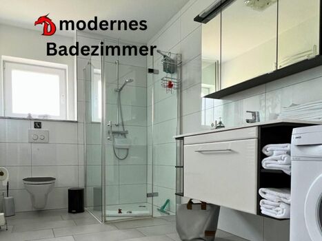 Großes helles Badezimmer