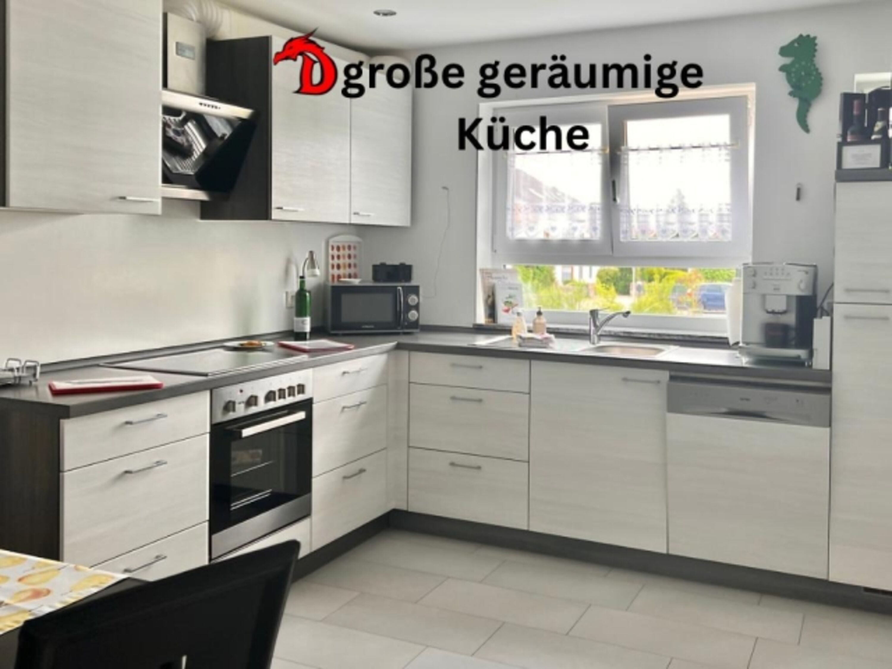 Große Küche mit Kaffeevollautomat