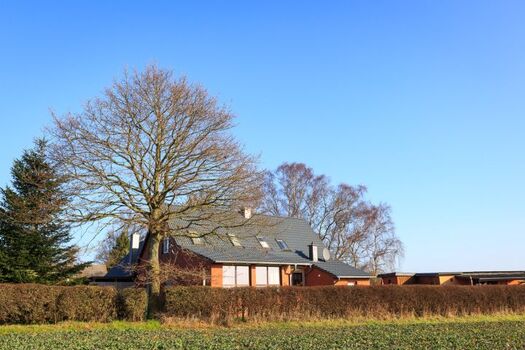 Unser FH steht in Ortsrandlage, eingebettet in Wiesen und Felder. Keine Alleinlage, aber sehr ruhig.