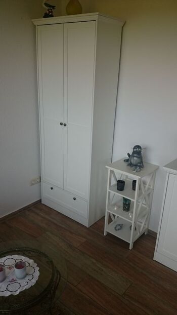 Hochschrank im Wintergarten, prall gefüllt mit allem, was man für Vierbeiner braucht