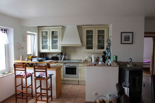 Küche mit Essbar und Kaminofen