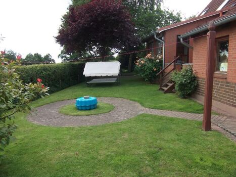 Viel Platz, dichte, 2m hohe Hecke, unterer Bereich mit Drahtzaun gesichert, zum Nachbargrundstück 1,40m Zaun bis zum Boden