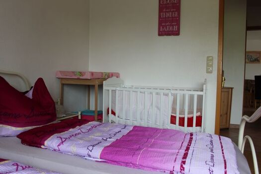 Wickeltisch und Babybett
